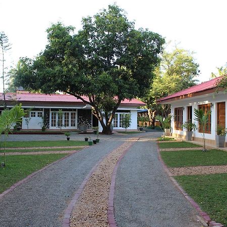 Nirmala Hotel And Restaurant Polonnaruwa Buitenkant foto