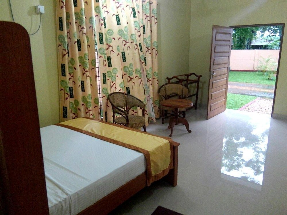 Nirmala Hotel And Restaurant Polonnaruwa Buitenkant foto