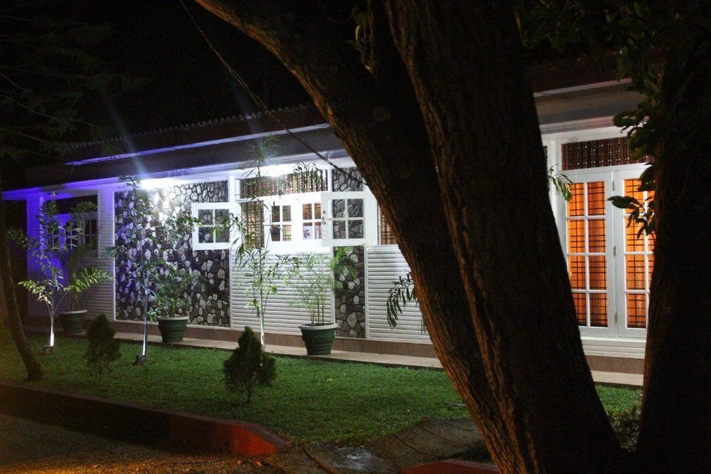Nirmala Hotel And Restaurant Polonnaruwa Buitenkant foto