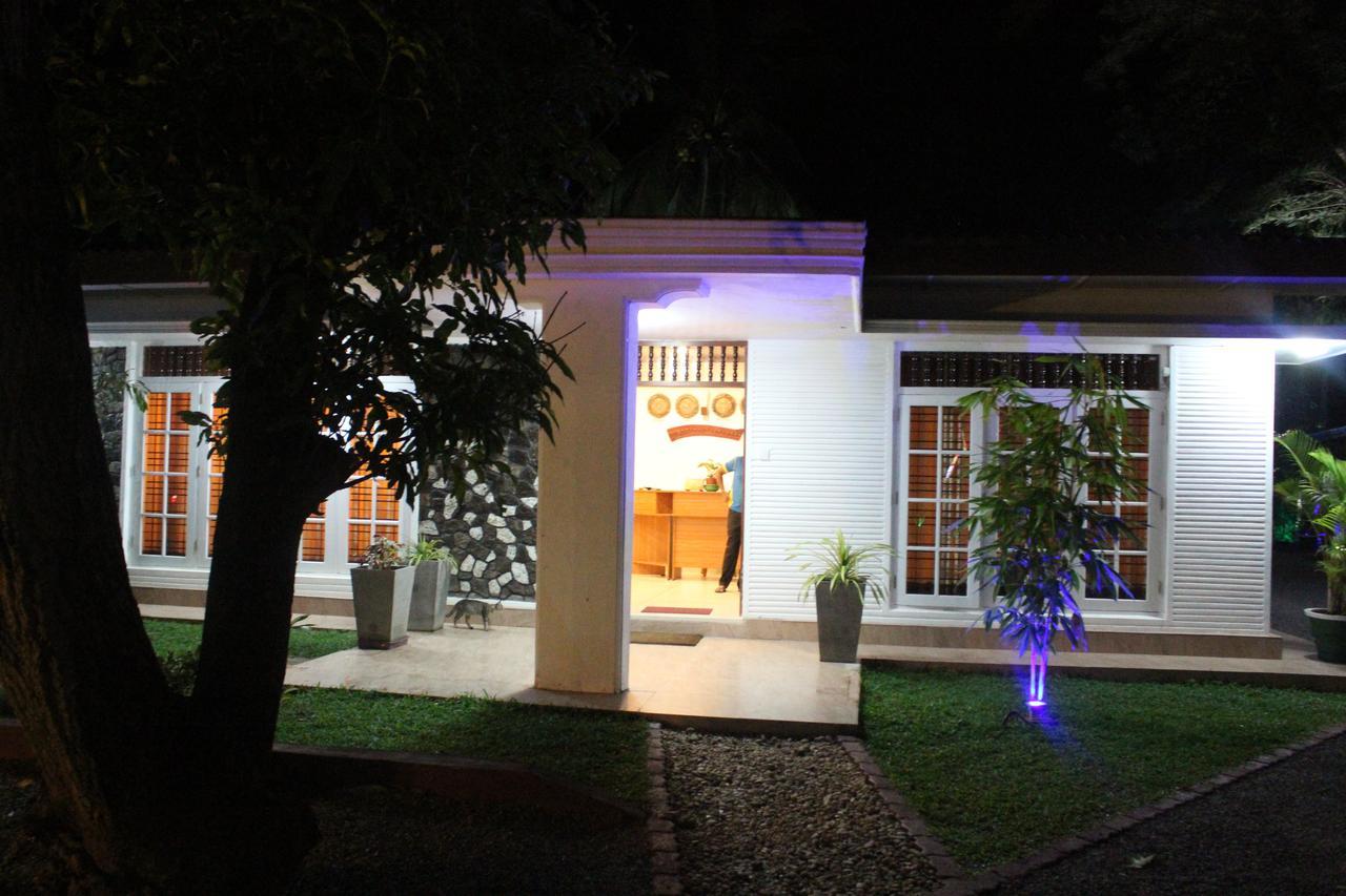 Nirmala Hotel And Restaurant Polonnaruwa Buitenkant foto